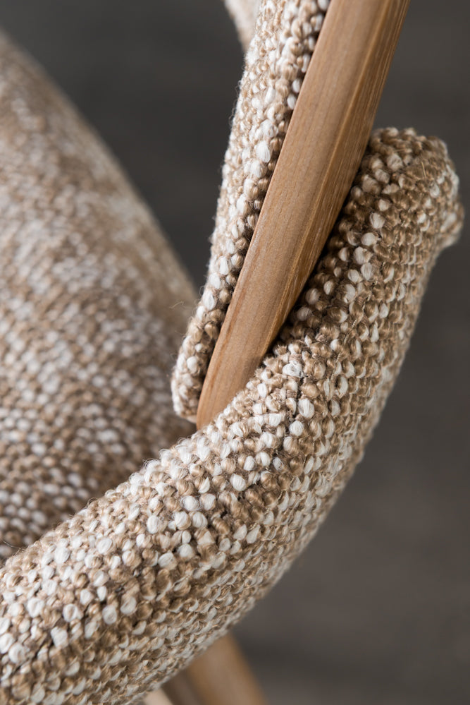 כיסא בר עץ גב ומושב מרופדים בד חום