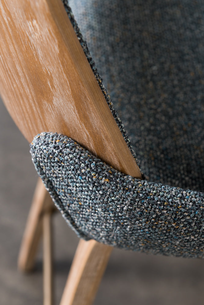 כיסא בר עץ גב ומושב מרופדים בד ג'ינס