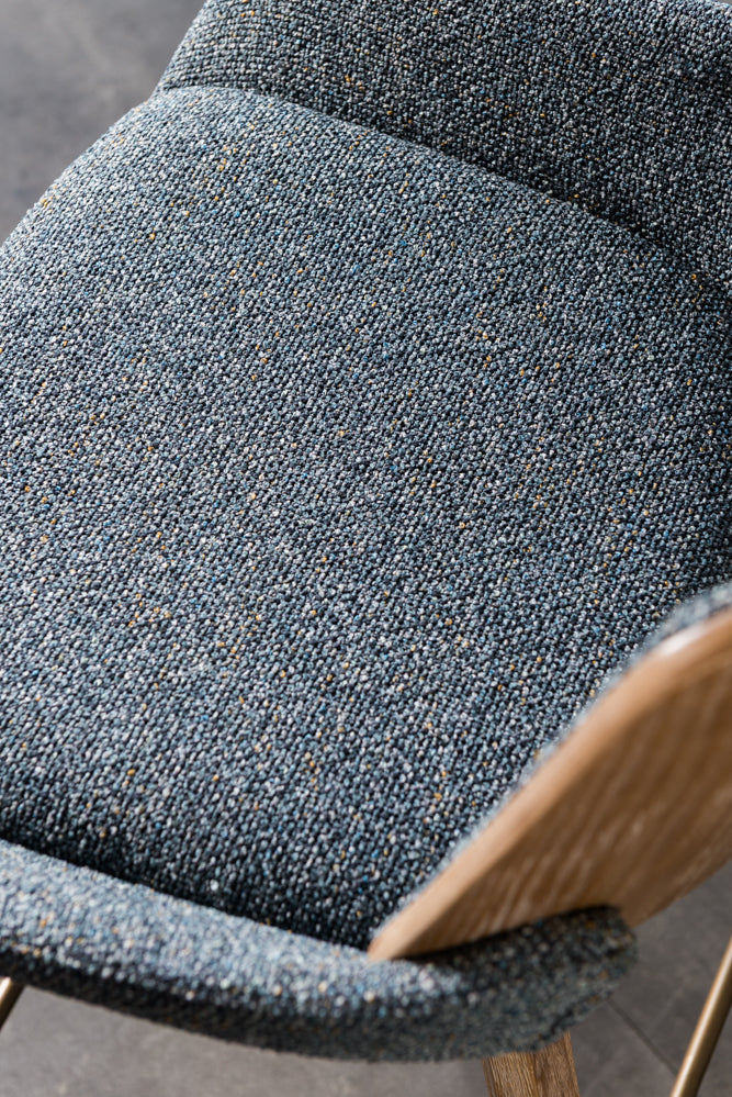 כיסא בר עץ גב ומושב מרופדים בד ג'ינס