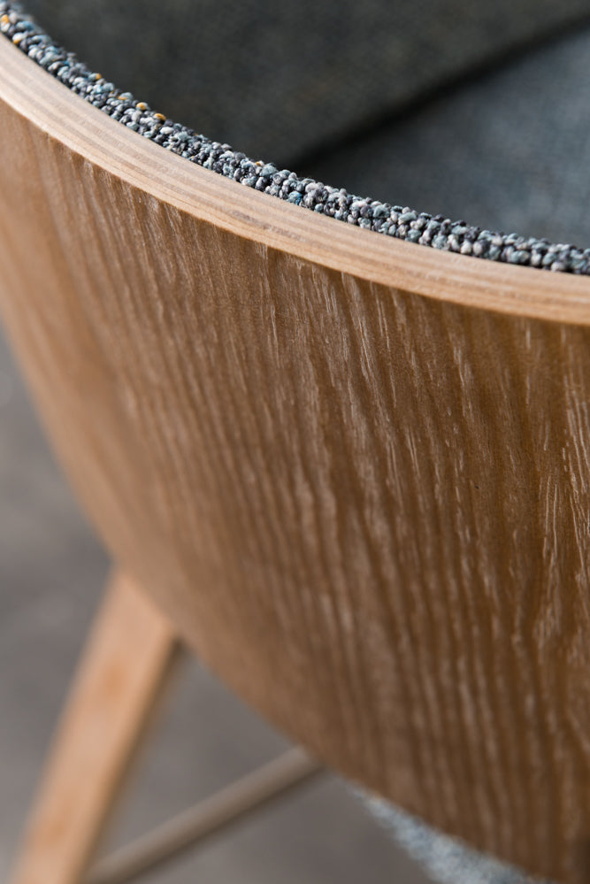 כיסא בר עץ גב ומושב מרופדים בד ג'ינס