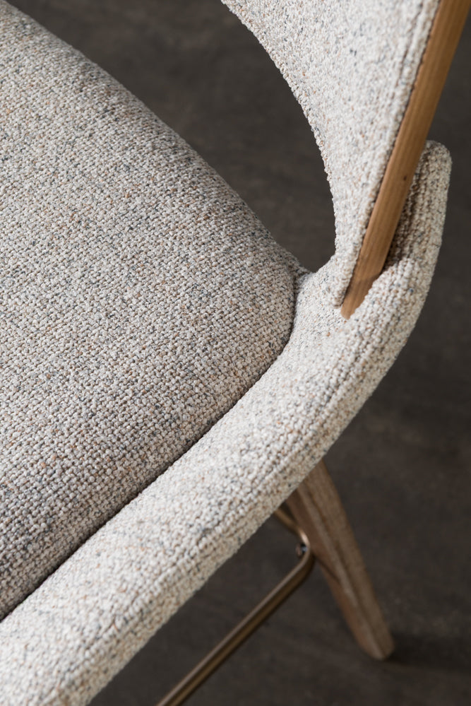 כיסא בר עץ גב ומושב מרופדים בד בהיר