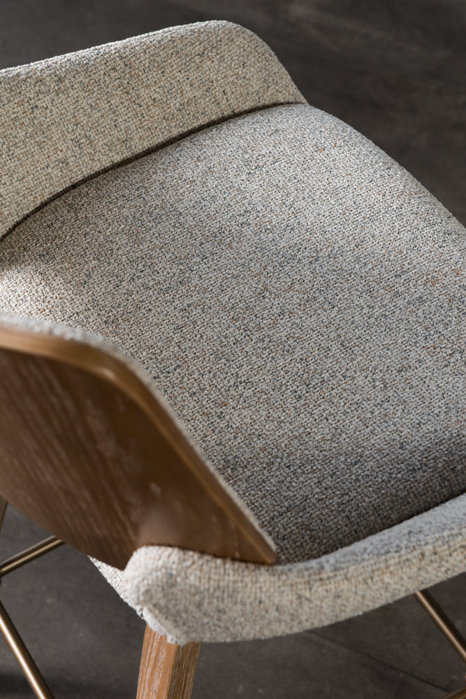 כיסא בר עץ גב ומושב מרופדים בד בהיר