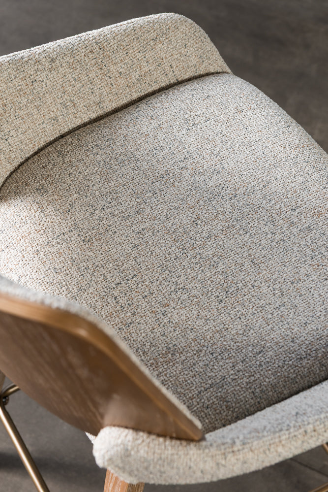 כיסא בר עץ גב ומושב מרופדים בד בהיר