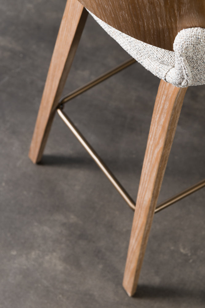 כיסא בר עץ גב ומושב מרופדים בד בהיר