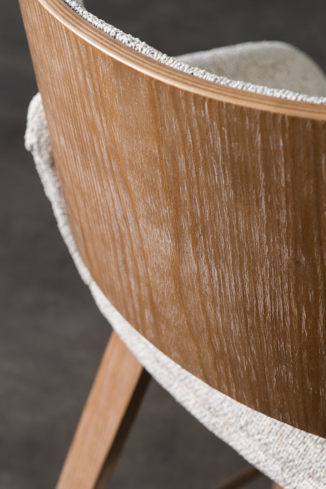 כיסא בר עץ גב ומושב מרופדים בד בהיר