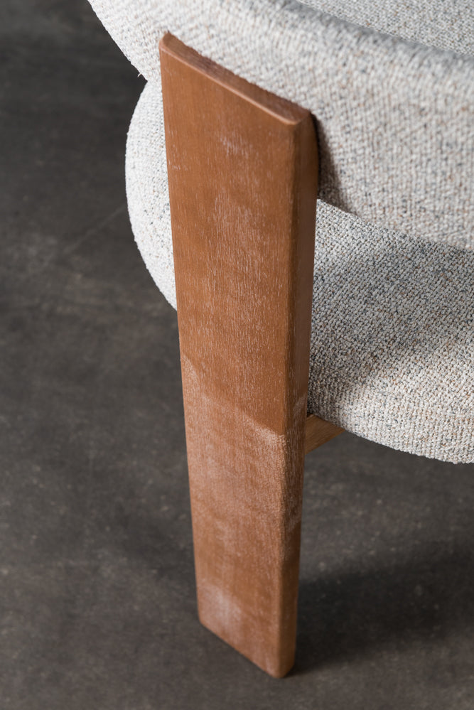 כיסא מרופד רגלי עץ בד בהיר