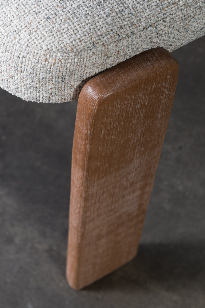 כיסא מרופד רגלי עץ בד בהיר