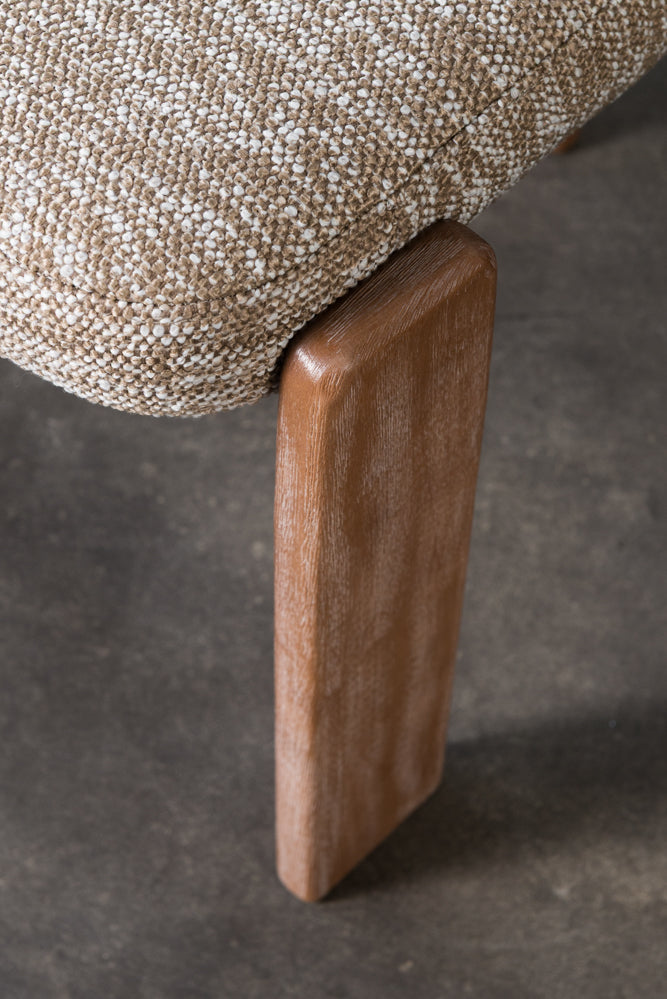 כיסא מרופד רגלי עץ בד חום