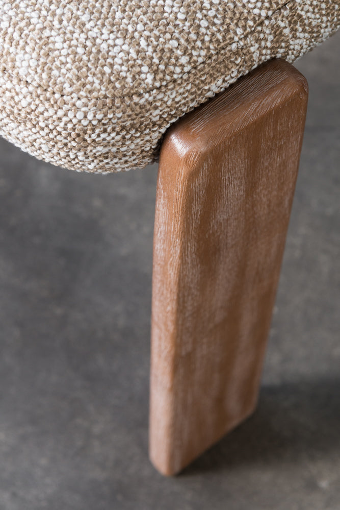 כיסא מרופד רגלי עץ בד חום