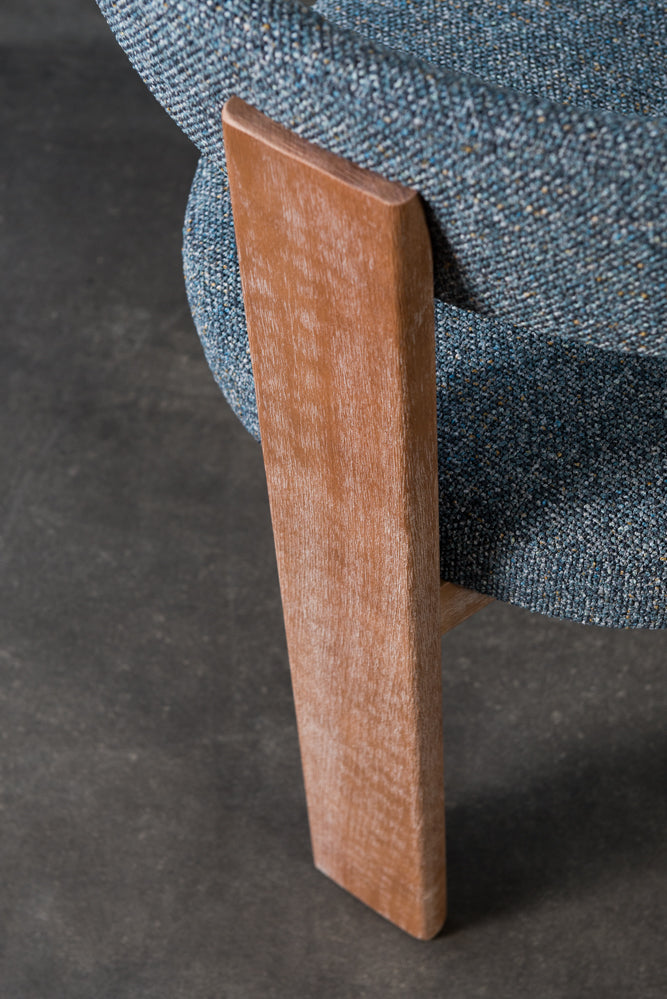 כיסא מרופד רגלי עץ בד ג'ינס