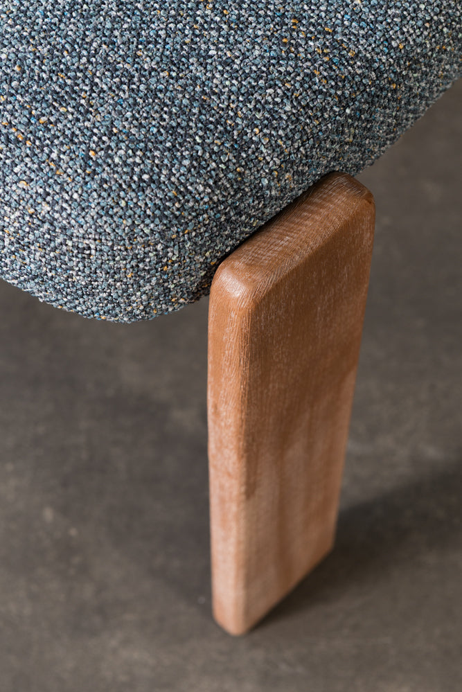 כיסא מרופד רגלי עץ בד ג'ינס