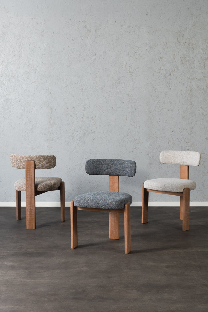 כיסא מרופד רגלי עץ בד בהיר