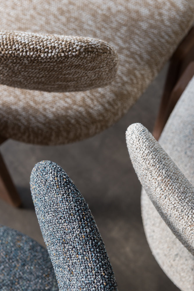 כיסא מרופד רגלי עץ בד בהיר