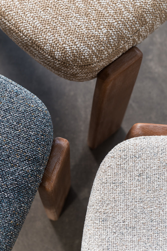 כיסא מרופד רגלי עץ בד חום