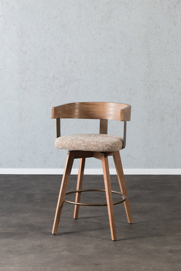 כיסא בר רגלי עץ ידיות מוטות מתכת בד חום