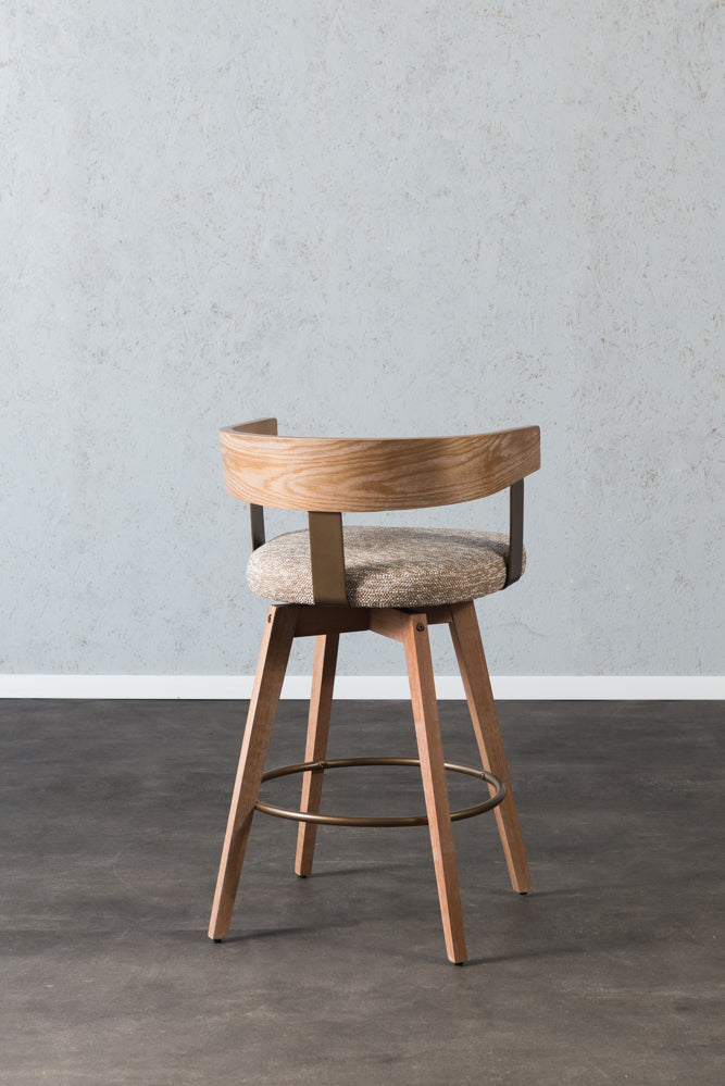 כיסא בר רגלי עץ ידיות מוטות מתכת בד חום