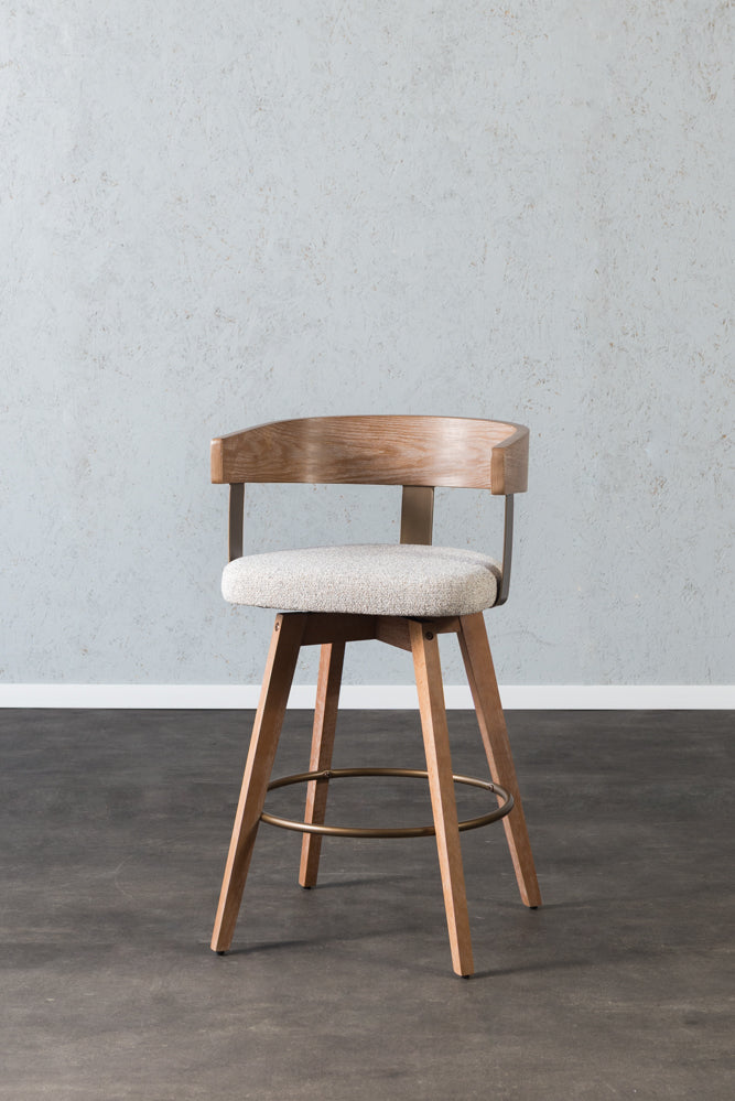 כיסא בר רגלי עץ ידיות מוטות מתכת בד בהיר
