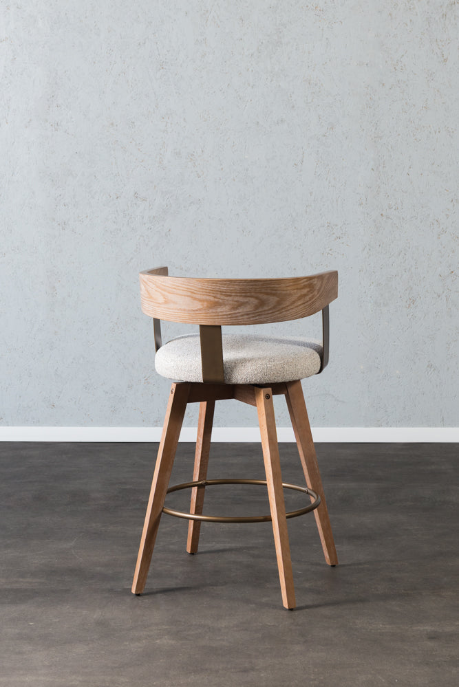 כיסא בר רגלי עץ ידיות מוטות מתכת בד בהיר