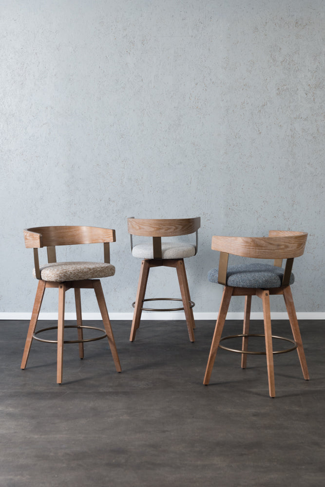 כיסא בר רגלי עץ ידיות מוטות מתכת בד חום