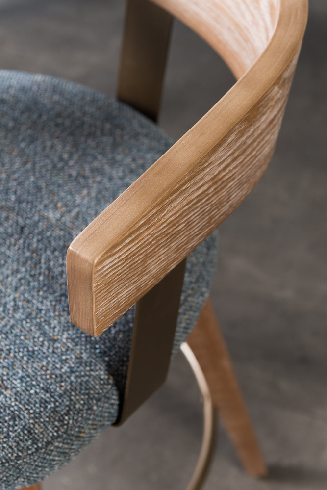 כיסא בר רגלי עץ ידיות מוטות מתכת בד ג'ינס