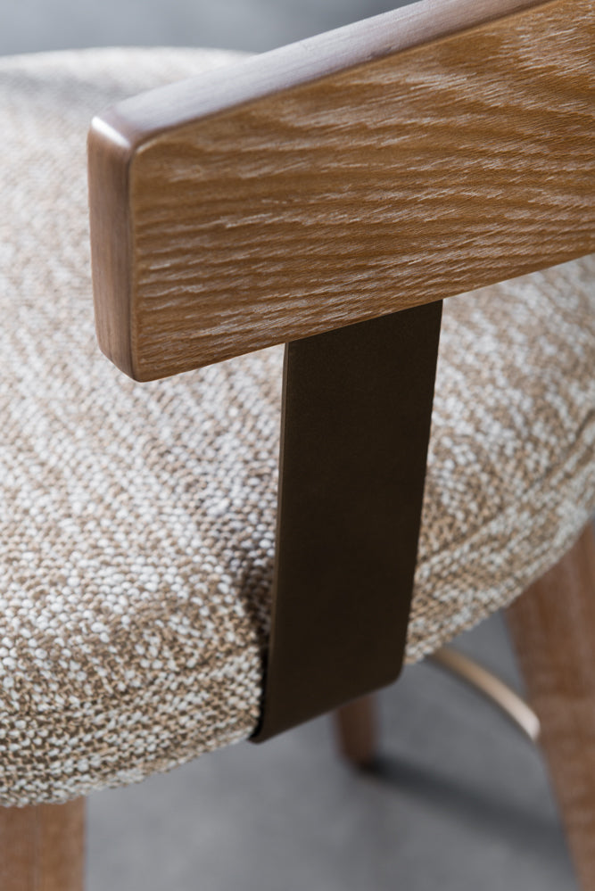 כיסא בר רגלי עץ ידיות מוטות מתכת בד חום