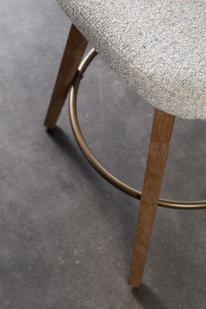 כיסא בר רגלי עץ ידיות מוטות מתכת בד בהיר