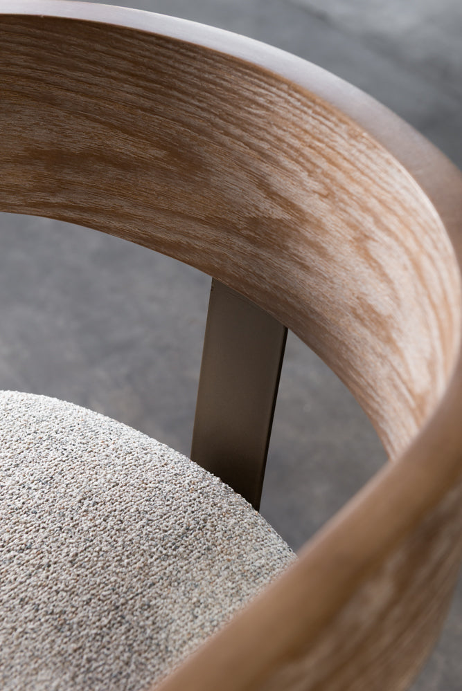 כיסא בר רגלי עץ ידיות מוטות מתכת בד בהיר