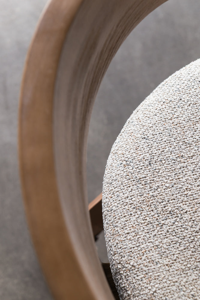 כיסא בר רגלי עץ ידיות מוטות מתכת בד בהיר