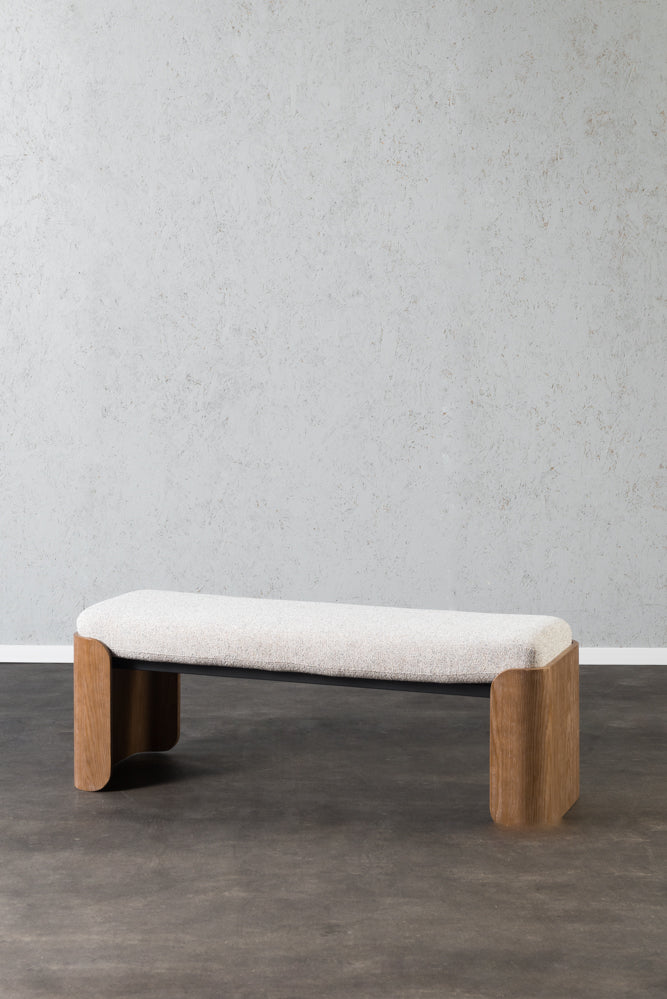 ספסל מרופד עם רגלי עץ - בד בהיר