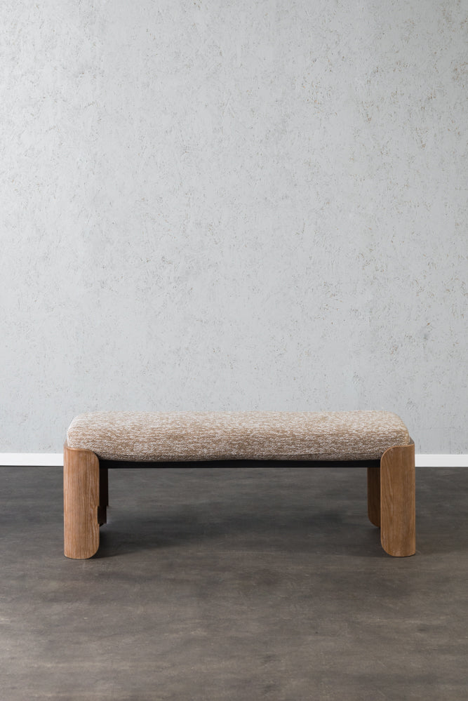 ספסל מרופד עם רגלי עץ - בד חום