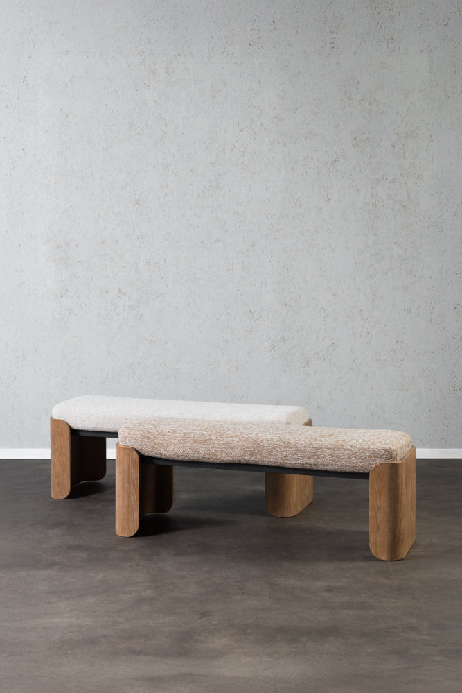 ספסל מרופד עם רגלי עץ - בד בהיר