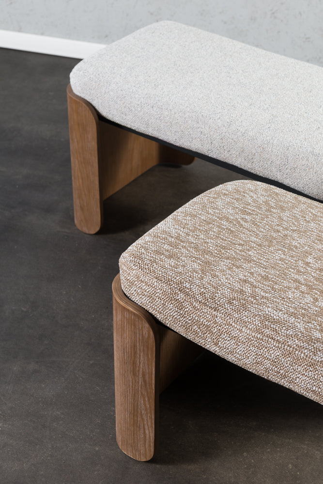 ספסל מרופד עם רגלי עץ - בד בהיר