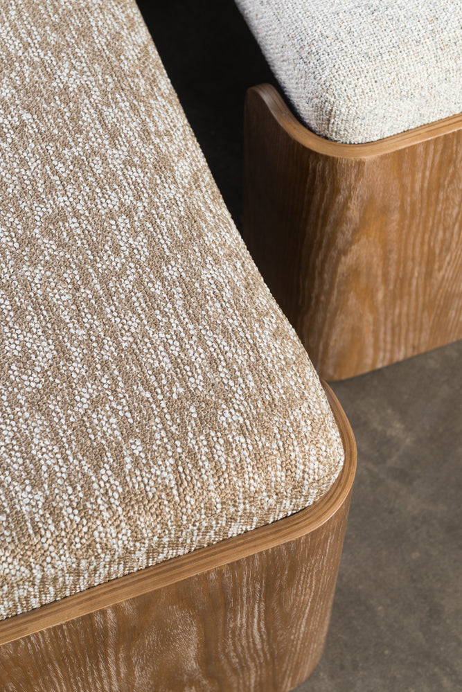 ספסל מרופד עם רגלי עץ - בד בהיר