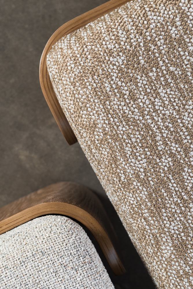 ספסל מרופד עם רגלי עץ - בד חום