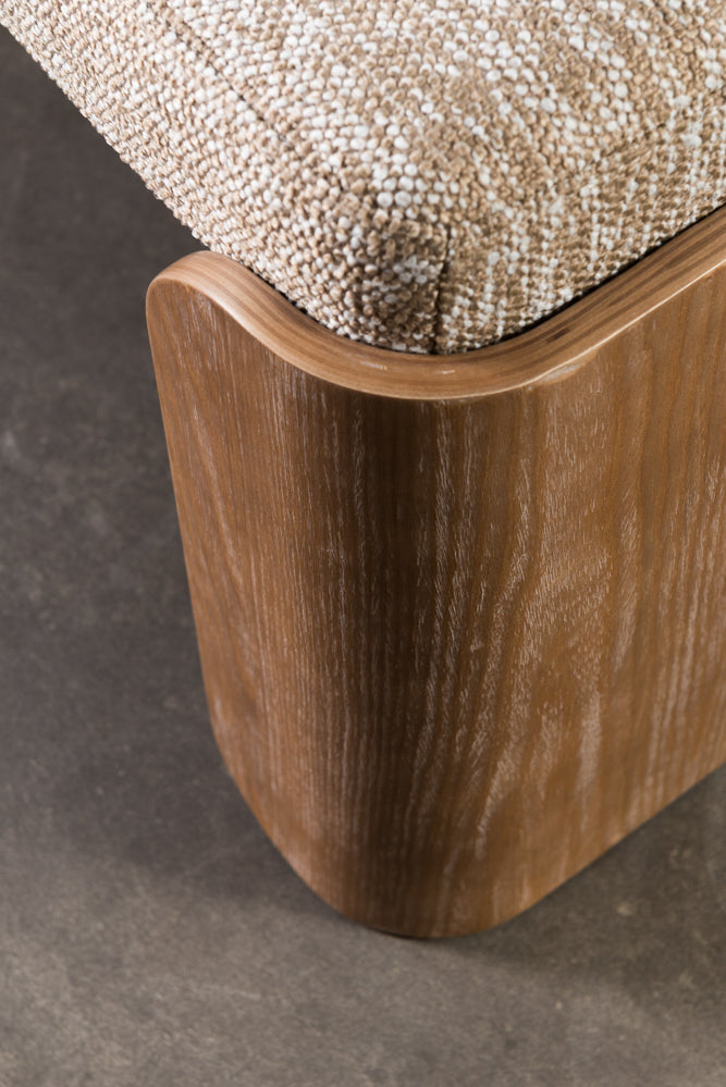 ספסל מרופד עם רגלי עץ - בד חום