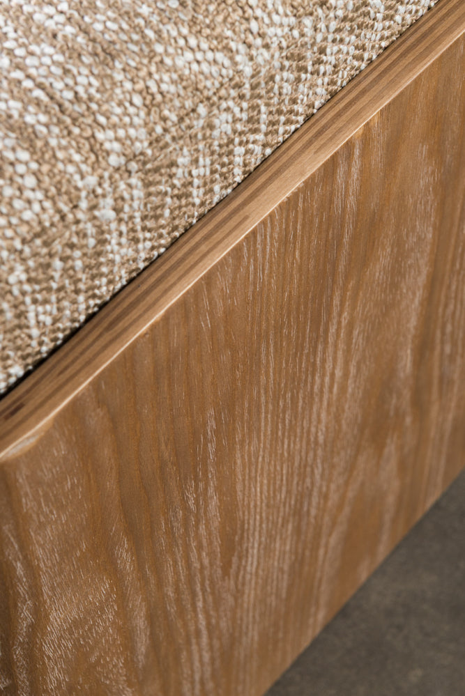 ספסל מרופד עם רגלי עץ - בד חום