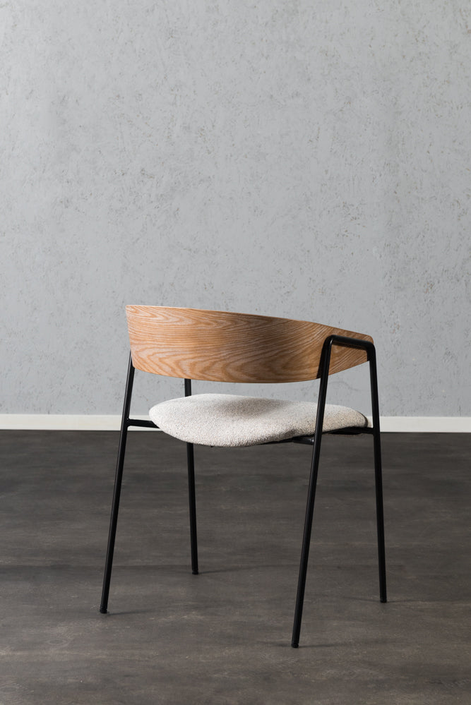 כיסא מרופד בד בהיר בעל משענת עץ ורגליים דקות