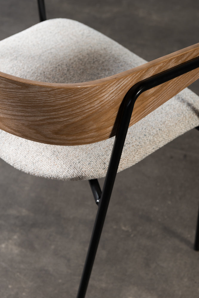 כיסא מרופד בד בהיר בעל משענת עץ ורגליים דקות