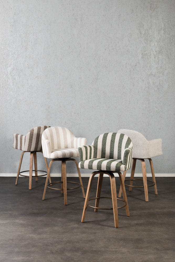 כיסא בר ריפוד מלא בד בהיר