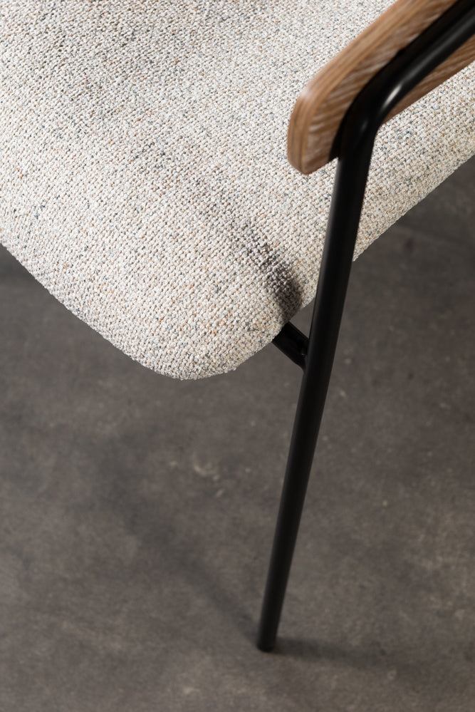 כיסא מרופד בד בהיר בעל משענת עץ ורגליים דקות