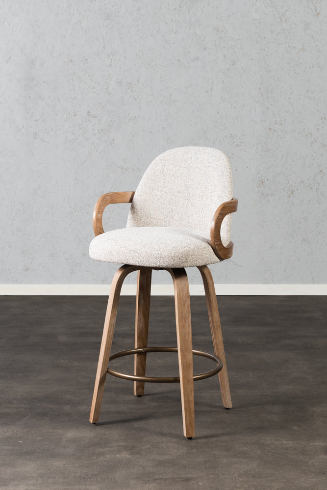 כיסא בר מרופד ידיות עץ בד בהיר