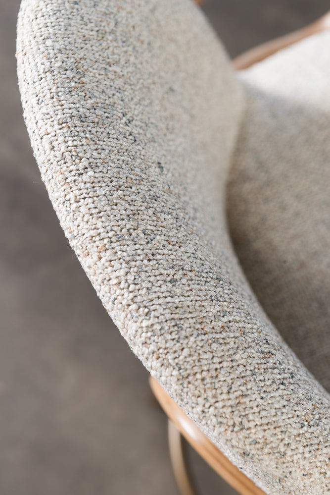 כיסא בר מרופד ידיות עץ בד בהיר