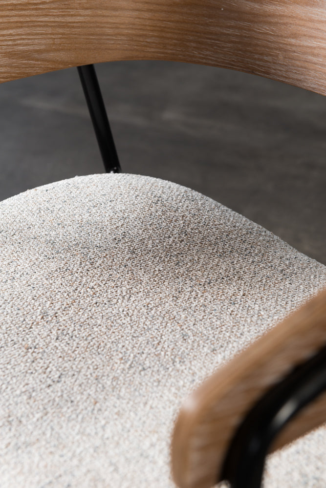 כיסא מרופד בד בהיר בעל משענת עץ ורגליים דקות