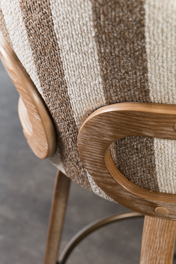 כיסא בר מרופד ידיות עץ בד פסים חום