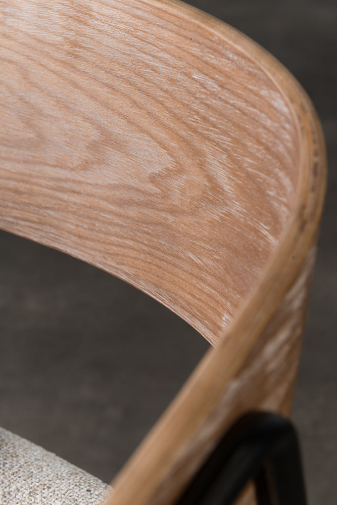 כיסא מרופד בד בהיר בעל משענת עץ ורגליים דקות