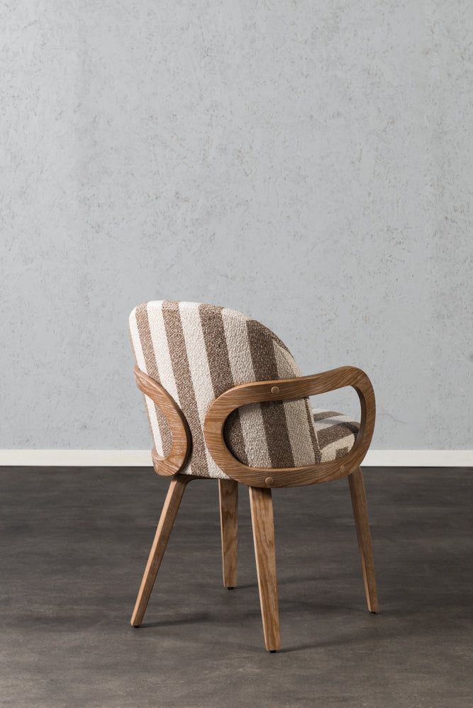 כיסא מרופד ידיות עץ בד פסים חום