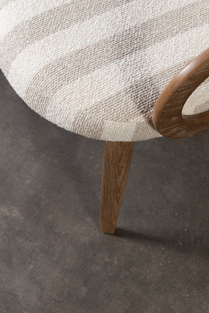 כיסא מרופד ידיות עץ בד פסים בהיר