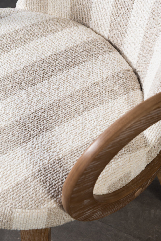 כיסא מרופד ידיות עץ בד פסים בהיר