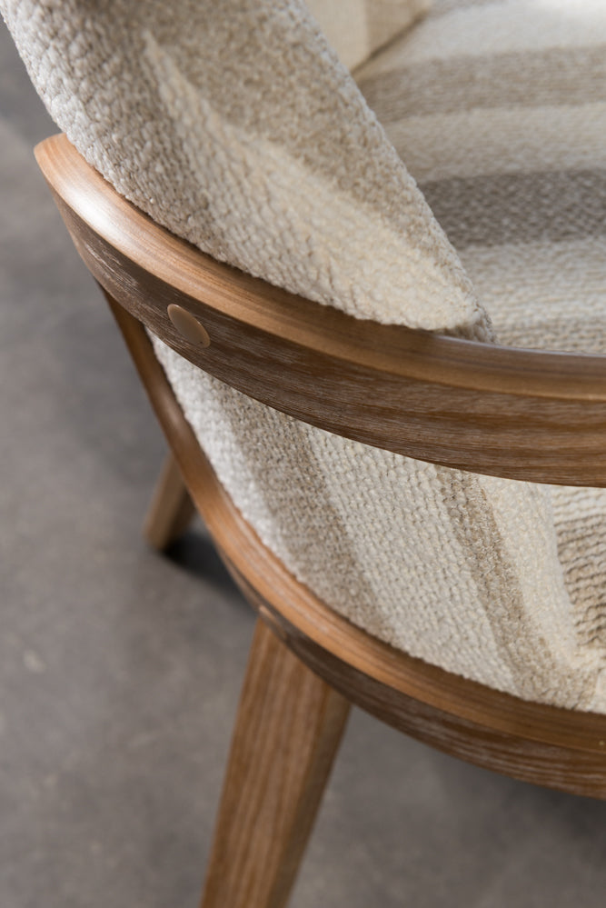 כיסא מרופד ידיות עץ בד פסים בהיר