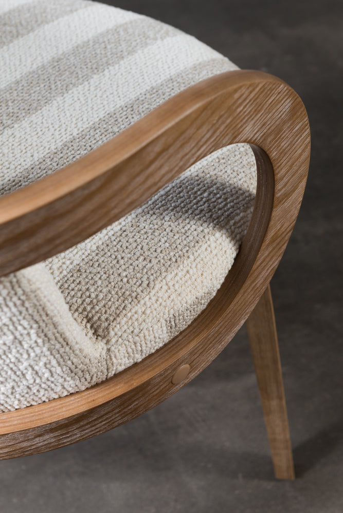 כיסא מרופד ידיות עץ בד פסים בהיר